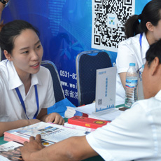 “0中介費留學”火爆教育展 傳統(tǒng)中介再遭冷遇