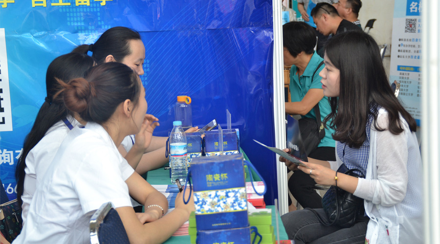 “0中介費留學”火爆教育展 傳統(tǒng)中介再遭冷遇